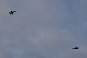 Morten 26 november 2021 - F-16 Fighting Falcon og NH90 helikopter i formasjon over Høyenhall