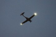 Morten 13 oktober 2021 - Diamond DA40 NG besøker Høyenhall, det er tull og ta bilder av fly så sent på kvelden