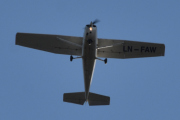 Morten 23 oktober 2021 - LN-FAW besøker Høyenhall, det er Follo Flyklubb som kommer med sin Reims-Cessna F172N fra 1978, litt yngre enn bilen min