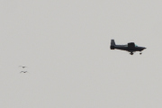 Morten 12 april 2022 - Småfly over Høyenhall, litt for langt borte, men vi for med to måker