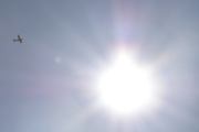 Morten 11 april 2022 - LN-NRF besøker Høyenhall, det er Nedre Romerike Flyklubb som vi klarer og få sammen med solen