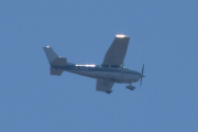 Morten 18 april 2022 - LN-NFA besøker Høyenhall, jeg er litt uheldig med solen, med de flyr et Cessna 182Q Skylane