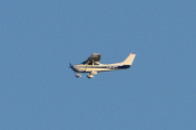Morten 20 april 2022 - LN-NFA over Høyenhall, dem flyr et Cessna 182Q Skylane