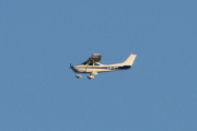 Morten 20 april 2022 - LN-NFA over Høyenhall, dem flyr en Cessna 182Q Skylane fra 1978