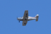 Morten 23 april 2022 - LN-NAG besøker Høyenhall, dem legger seg i perfekt posisjon med sin Piper PA-28-161 Warrior II
