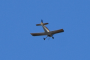 Morten 24 april 2022 - Småfly over Brandbu, tar jeg ikke helt feil, så er dette en som flyr rett opp og rett ned, og gjerne på hodet også