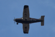 Morten 27 april 2022 - LN-TFV besøker Høyenhall, dem legger seg perfekt i posisjon med sitt Piper PA28-181 Cherokee Archer III
