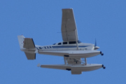 Morten 27 april 2022 - LN-XXA besøker Høyenhall, dem legger seg i perfekt posisjon med sin Cessna T206H Turbo Stationair