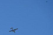 Morten 11 august 2022 - HB-LUZ over Høyenhall, flyet kan være en Vulcanair P-68C fant jeg ut, og her fikk vi den med en fugl også