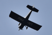 Morten 23 august 2022 - LN-FRV besøker Høyenhall, så det er slik en Vans Aircraft (EX) RV-8 ser ut nedenifra