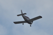 Morten 24 august 2022 - LN-UXA besøker Høyenhall, det er Kai Vidar med sin Piper PA-28-140 Cherokee fra 1967
