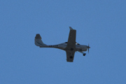 Morten 6 august 2022 - LN-FTS besøker Høyenhall, legger seg i posisjon med sin Diamond DA-40NG