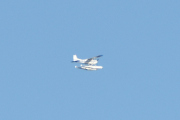Morten 10 juni 2022 - Sjøflyet og månen, sjøflyet ser ut som er et Cessna, men er for langt borte