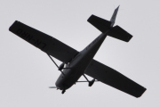 Morten 12 april 2022 - LN-NRO besøker Høyenhall, med sitt Cessna 172S Skyhawk og har retning mot solen