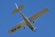 Morten 14 juni 2022 - LN-AZE besøker Høyenhall, jeg tror det er OSM Aviation Academy som kommer med sitt Cessna 172S Skyhawk