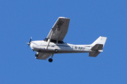 Morten 15 april 2022 - LN-NRF besøker Høyenhall, det er Nedre Romerike Flyklubb som kommer med sitt Cessna 172 Skyhawk fra 2006