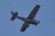Morten 16 april 2022 - LN-NRO besøker Høyenhall, dem flyr sitt Cessna 172S Skyhawk