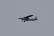 Morten 3 april 2022 - LN-NRF besøker Høyenhall, denne kjenner vi godt, det er Nedre Romerike Flyklubb som er ute med sitt Cessna 172 Skyhawk