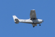 Morten 4 juni 2022 - LN-NRF besøker Høyenhall, det er et Cessna 172 Skyhawk fra 2005