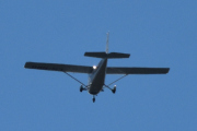 Morten 4 juni 2022 - LN-NRO besøker Høyenhall, dem kommer i sitt Cessna 172S Skyhawk fra 2009