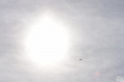 Morten 5 april 2022 - LN-NAB og solen, og her kommer solen og flyet blir liten i forhold