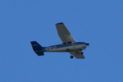 Morten 5 juni 2022 - LN-NPK besøker Høyenhall, det er Anne som kommer med sitt Cessna 172B Skyhawk