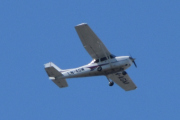 Morten 6 juni 2022 - LN-AGM besøker Høyenhall, det er Gardermoen Flyklubb som kommer med sitt Cessna 172S Skyhawk fra 2004