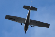 Morten 1 august 2022 - LN-NRF besøker Høyenhall, det er Nedre Romerike Flyklubb som kommer med sin Cessna 172 Skyhawk fra 2006