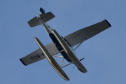 Morten 11 august 2022 - LN-BGO besøker Høyenhall, det er en av de tre gutta som kommer med sin Cessna A185F Skywagon