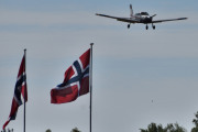 Morten 19 juni 2022 - Småfly over Kjeller flyplass, det er litt tidlig enda, men vi fikk med norske flagg og en fugl