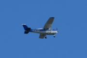 Morten 29 juni 2022 - LN-NPK over Høyenhall, det er Anne og Lars som kommer med sin Cessna 172B Skyhawk