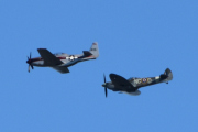 Morten 5 august 2022 - Biltema Airshow over Høyenhall, det er North American P-51D Mustang og Vickers Supermarine Spitfire Mk. XVI