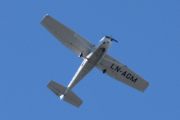 Morten 1 september 2022 - LN-AGM besøker Høyenhall, flyet er en Cessna 172 S Skyhawk fra 2004