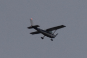 Morten 12 oktober 2022 - LN-NFA kommer en gang til, nå er solen borte, men da fikk vi se lysene på Cessna 182Q Skylane