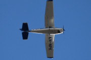 Morten 15 oktober 2022 - LN-NPK besøker Høyenhall, dem legger seg i posisjon med sin Cessna 172B Skyhawk fra 1961