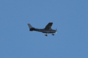 Morten 18 oktober 2022 - LN-NFA over Høyenhall, det er Sameiet LN-NFA som er ute med sin Cessna 182Q Skylane fra 1978