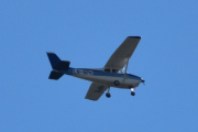Morten 5 september 2022 - LN-NPK besøker Høyenhall, dem flyr et Cessna 172B Skyhawk fra 1961 og er på vei mot solen