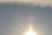 Morten 7 desember 2022 - LN-NRF over Høyenhall, vi for dem sammen med solen og det er ikke lett om dagen