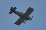 Morten 20 juli 2022 - LN-ABA besøker Høyenhall, sist jeg så Van´s RV-6 var på Flydagen med en røyksky bak seg