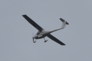 Morten 31 juli 2022 - LN-YKL over Høyenhall, det er Øyvind som kommer med sin Pipistrel Virus fra 2011