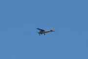Morten 7 juli 2022 - Cessna over Høyenhall, jeg vil anta at det er Nedre Romerike Flyklubb som flyr sitt Cessna 172 Skyhawk fra 2006