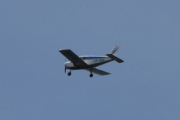 Morten 8 juli 2022 - LN-HHH over Høyenhall, du var litt langt unna, men var heldig med et bilde. Det er Ole som kommer med sin Piper Aircraft PA-28-140 fra 1965
