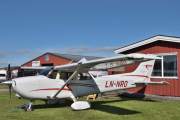 Morten 19 juni 2022 - LN-NRO på Kjeller flyplass, her har vi Nedre Romerike Flyklubb sin Cessna 172S Skyhawk SP fra 2009, som dem fikk levert i 2010. Det er nok mange piloter som har blitt lært opp her