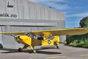 Morten 19 juni 2022 - LN-TSX på Kjeller flyplass, her står Grenland Flyklubb med sin Piper PA-18-95 Cub fra 1953