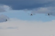 Morten 19 juni 2022 - Tre dobbeltdekkere over Kjeller flyplass, det er LN-KFT De Havilland Tiger Moth DH82A, LN-KAY De Havilland DH-82A Tiger Moth II, og LN-ADC De Havilland DH-82A Tiger Moth II