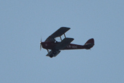 Morten 25 juni 2022 - LN-ADC besøker Høyenhall, det er Marius som kommer i sin De Havilland DH-82A Tiger Moth II fra 1935