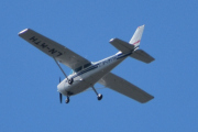 Morten 28 juni 2022 - LN-MTH besøker Høyenhall, den her kjenner jeg godt. Det er Sameiet LN-MTH som kommer med sin Cessna 172N Skyhawk 100 II