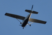 Morten 29 juni 2022 - LN-BDL besøker Høyenhall, dem kommer i sitt klubbfly som er en Cessna 172P Skyhawk II fra 1980