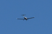 Morten 17 mai 2022 - Småfly over Høyenhall, så jeg skjønner hintet, det er på tide med noen nær bilder igjen