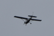 Morten 29 mai 2022 - LN-AGW over Høyenhall, det er Gardermoen Flyklubb som kommer med sitt Cessna 172S Skyhawk fra 2005